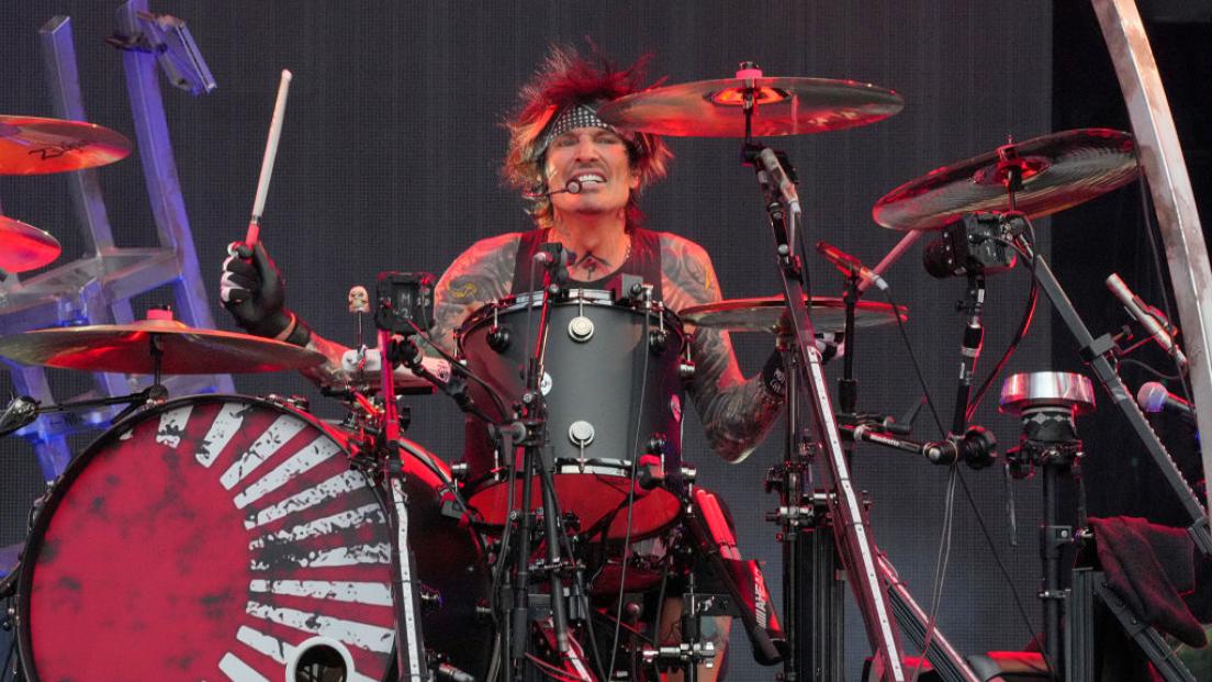 Mötley Crüe: Tommy Lee sul palco con quattro costole rotte, poi viene sostituito