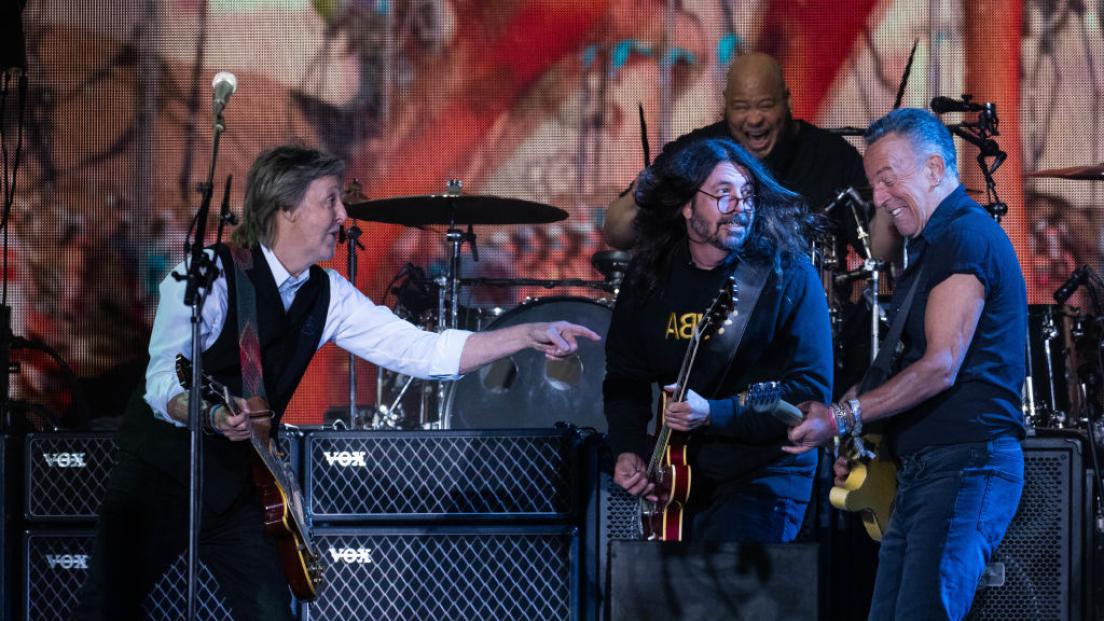 Paul McCartney, Dave Grohl e Bruce Springsteen a sorpresa insieme sul palco a Glastonbury per un concerto storico. I video e le foto