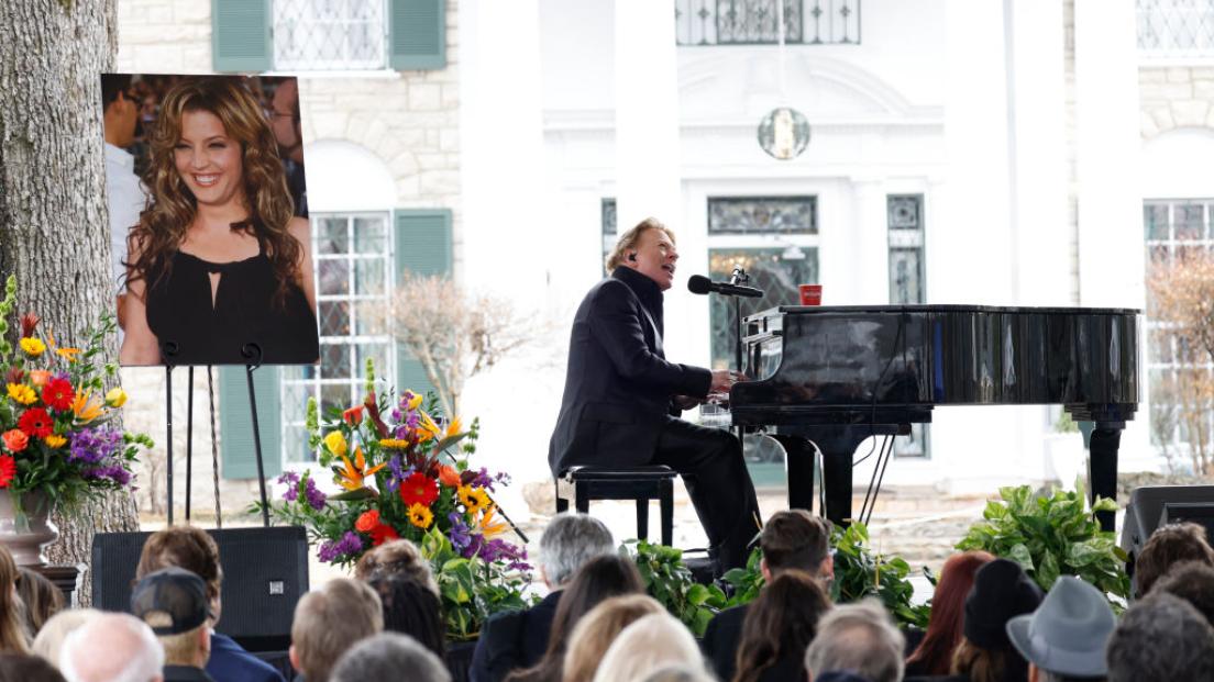 Axl Rose ha suonato November Rain durante il funerale di Lisa Marie Presley a Graceland. Guarda i video