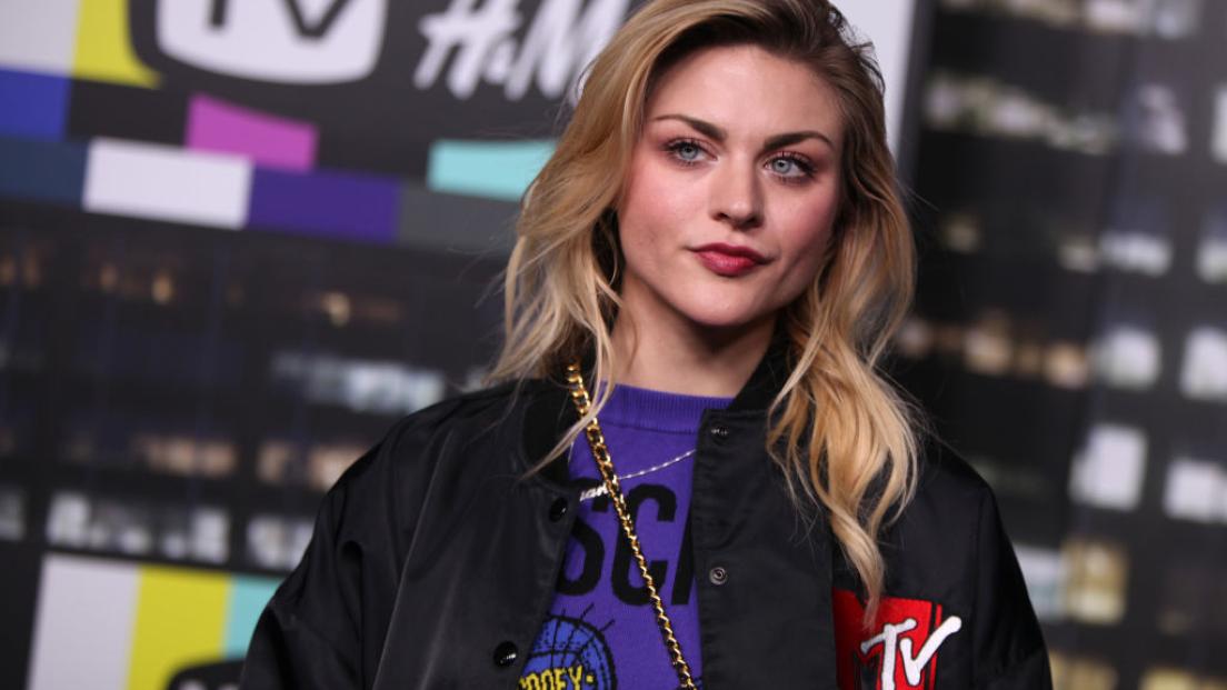 Frances Bean Cobain: ecco come gestisce l’eredità lasciata da suo padre Kurt
