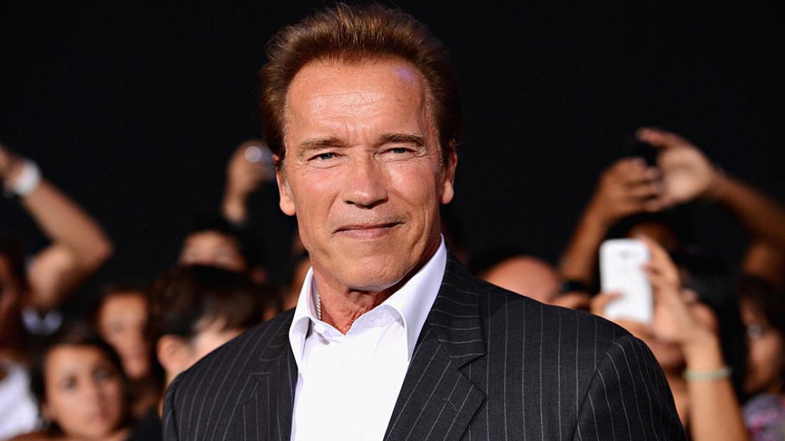 Coronavirus, Arnold Schwarzenegger pubblica la guida degli esercizi perfetti da fare a casa durante la quarantena