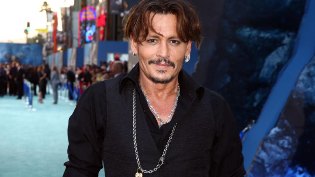 Johnny Depp mostra la sua nuova chitarra ispirata a Pirati dei Caraibi. Guarda la foto