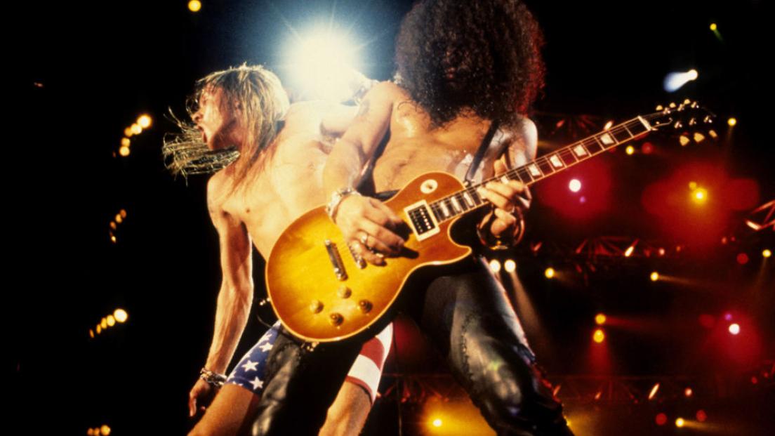 Guns N' Roses: venduta all'asta una sedia della rivolta del 1991 a St. Louis contro la band. Guarda il video