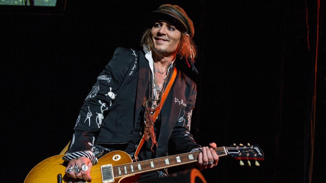 Johnny Depp indossa un tutore tra le strade di Berlino (ma non vuole assolutamente interrompere il tour)