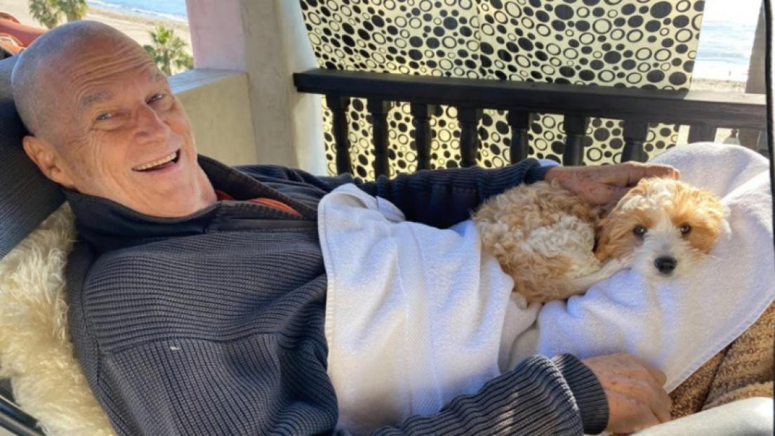 Il Grande Lebowski, Jeff Bridges continua le cure contro il cancro: "mi sento meglio, ho adottato un cagnolino"