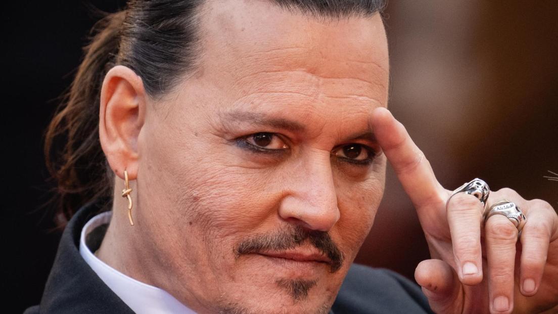 Johnny Depp trionfa a Cannes: si commuove durante una standing ovation da sette minuti. Guarda il video
