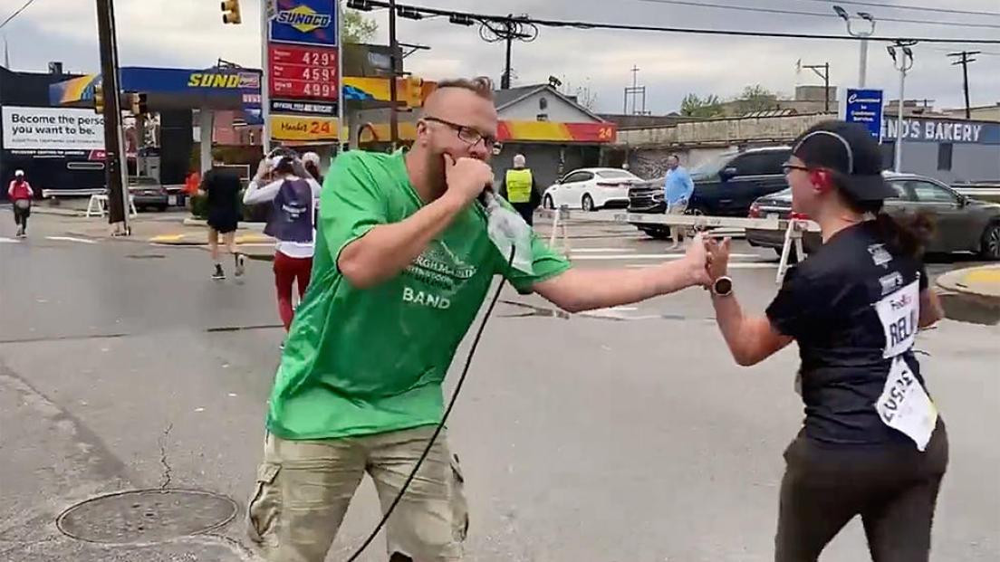 Il cantante metal che incita i partecipanti durante la maratona di Pittsburgh! Guarda il video