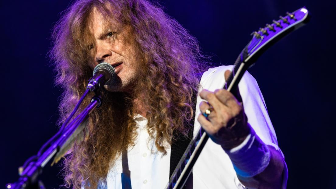 Megadeth, Dave Mustaine allontana degli addetti alla sicurezza che malmenavano un fan: "Odio i bulli, fuori di qui". Guarda il video