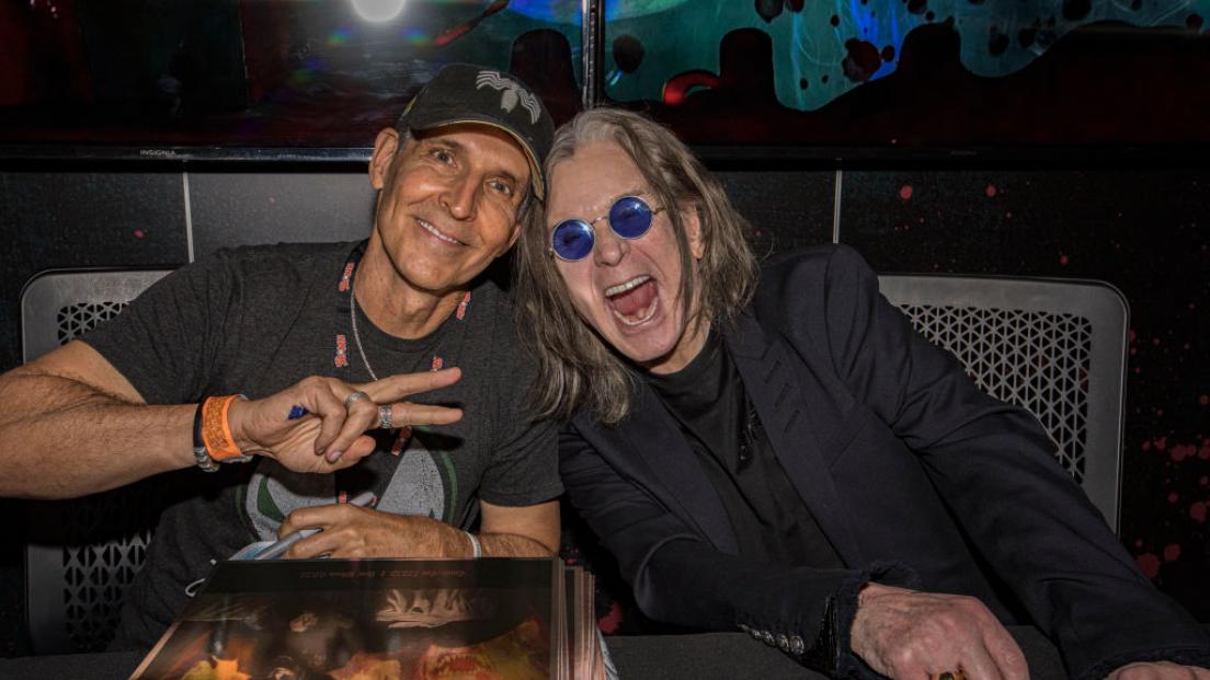 Ozzy Osbourne, la prima apparizione pubblica dopo l'operazione al Comic-Con di San Diego. Guarda il video