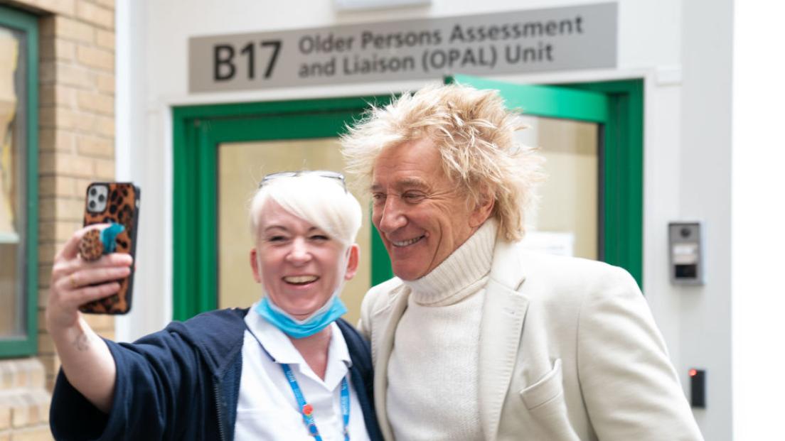 Rod Stewart mantiene la promessa e paga le spese mediche a 20 persone bisognose fuori da un ospedale
