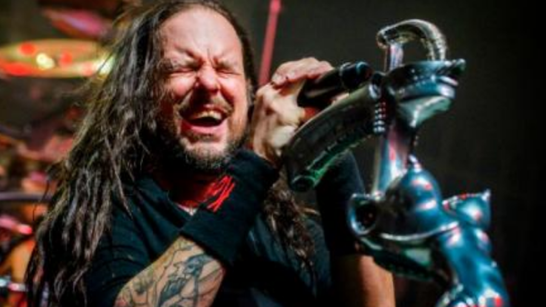 Korn, Jonathan Davis si racconta: "La musica è sempre stata la mia salvezza, la mia chiesa, il mio tutto" 
