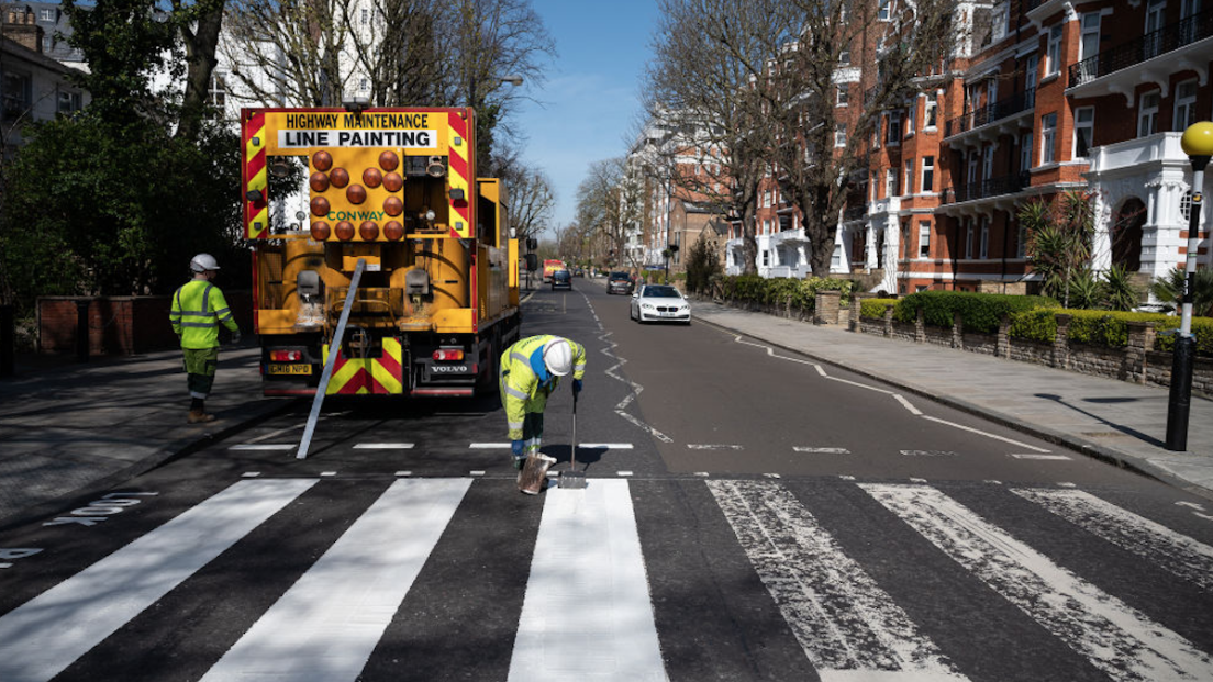 The Beatles: le strisce pedonali di Abbey Road ridipinte durante il lockdown per il coronavirus