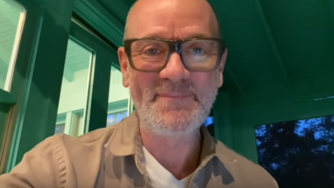 R.E.M: Michael Stipe ha scritto un nuovo pezzo e l'ha condiviso via social. Guarda il video