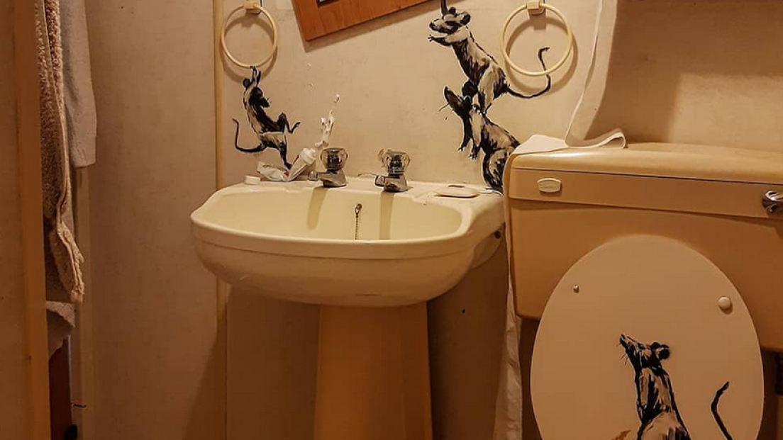 Coronavirus, Banksy: "Mia moglie odia quando lavoro da casa". Guarda le immagini dell'ultimo lavoro dell'artista inglese