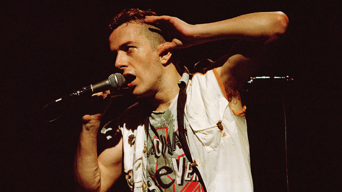 The Clash: la storia del film gangster punk diretto da Joe Strummer. Guardalo ora