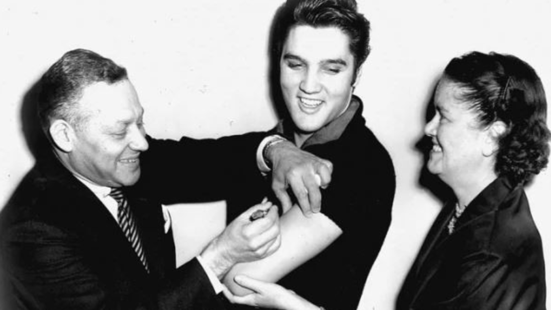 Quella volta in cui Elvis Presley si vaccinò in diretta TV contro la polio