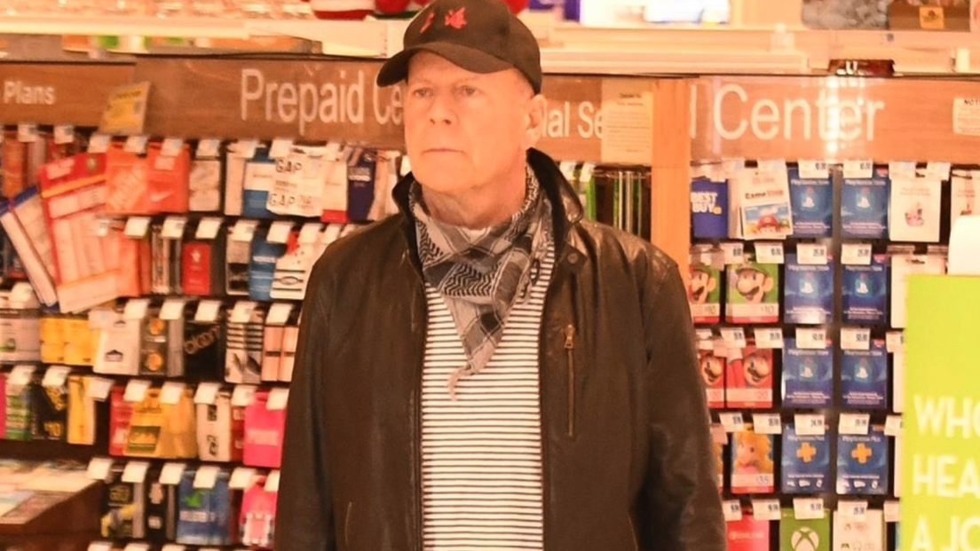 Bruce Willis è stato allontanato da una farmacia di Los Angeles rifiutandosi di indossare la mascherina. Guarda la foto