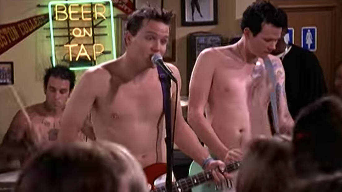 Il cameo dei Blink-182 (nudi) nella serie tv Due ragazzi e una ragazza con Ryan Reynolds! Guarda il video