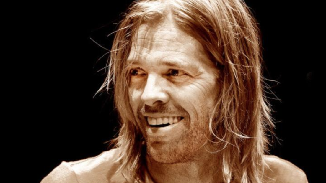 È morto Taylor Hawkins. Il batterista dei Foo Fighters aveva 50 anni. RIP