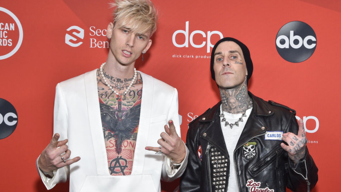 Travis Barker sul palco con Machine Gun Kelly! È la prima apparizione dopo il ricovero in ospedale. Guarda i video