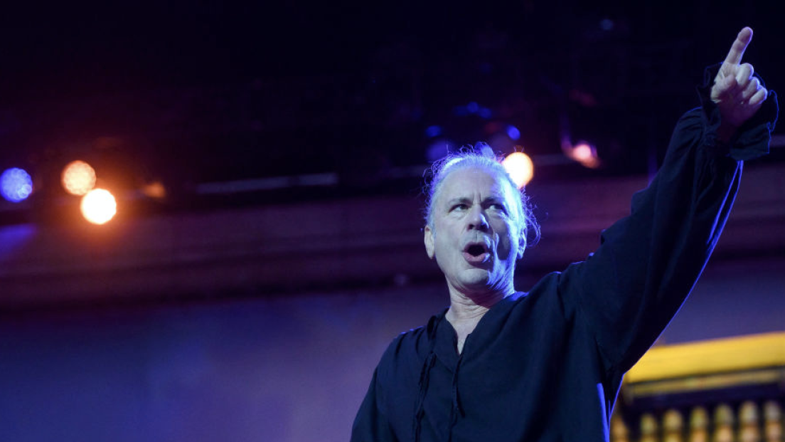 Iron Maiden: Bruce Dickinson ha insultato un fan che ha acceso un fumogeno durante un concerto della band. Guarda il video