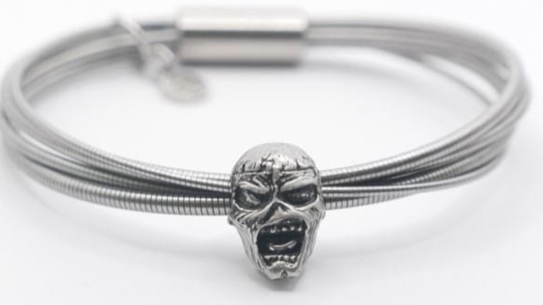 Iron Maiden: in vendita per beneficenza i gioielli realizzati con le corde di chitarra e basso usate dalla della band. Guarda le foto