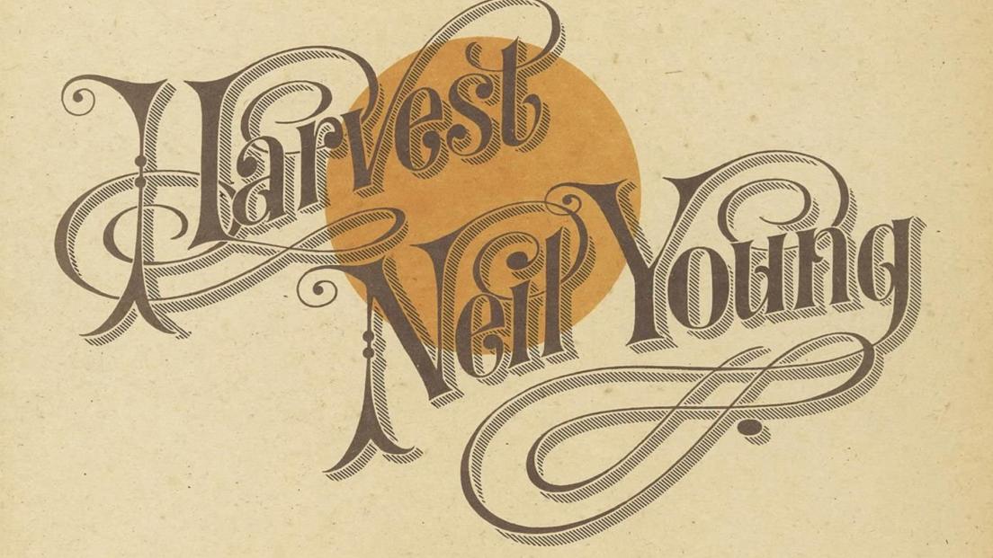 Neil Young - Harvest 50th Anniversary: partecipa all'estrazione del cofanetto con 2 LP, 3 7” in vinile, 2 DVD, booklet e poster
