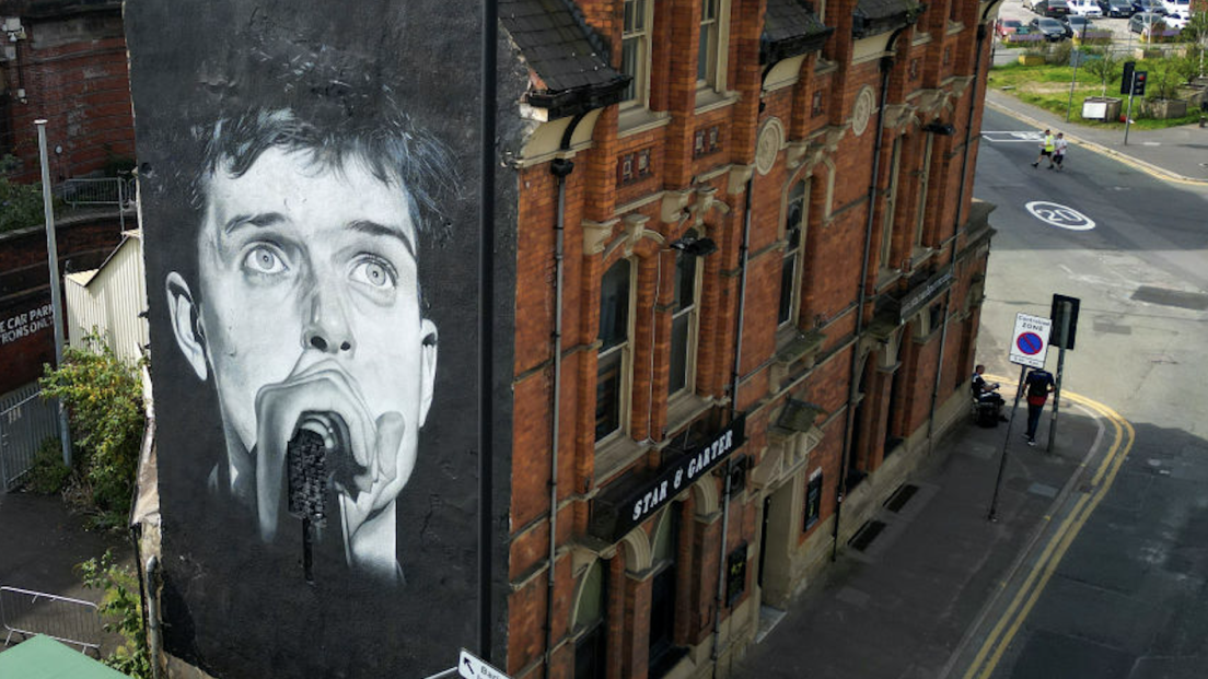 Joy Division: a Manchester è tornato il murale dedicato a Ian Curtis. Guarda la foto