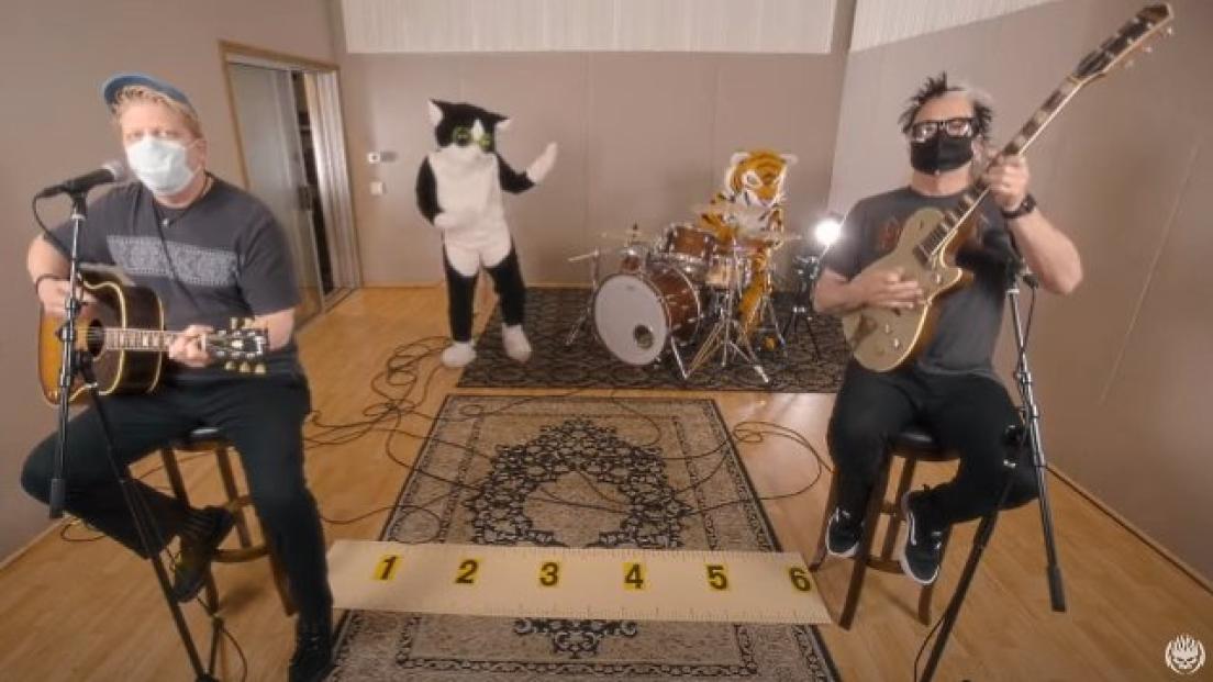 Coronavirus, gli Offspring hanno registrato un nuovo brano in quarantena. Guarda il video della cover "Here Kitty Kitty"
