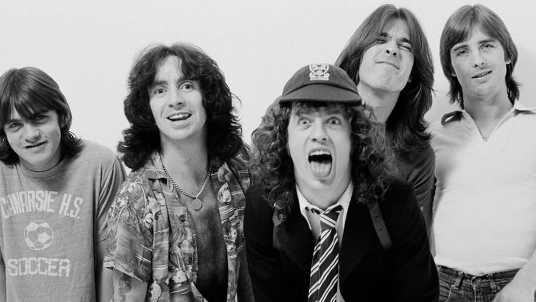 AC/DC: annunciato il libro ufficiale per i 50 anni della band, "50 Years Of High Voltage Rock 'N' Roll". Guarda il video