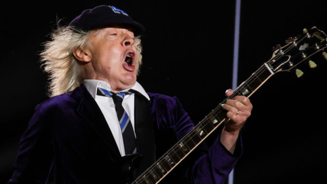 AC/DC, Angus Young a sorpresa nel bar "High Voltage" costruito a Indio in occasione del Power Trip. Guarda la foto