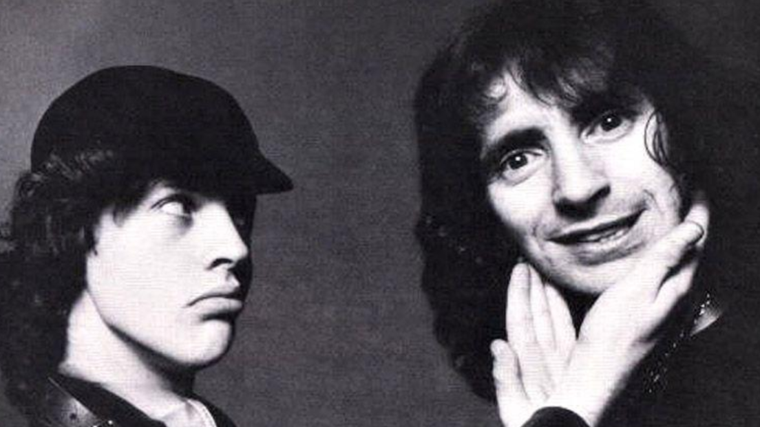 AC/DC, Angus Young racconta quanto Bon Scott ha scritto dell'album Back In Black: “iniziò dalla batteria, il suo primo strumento”