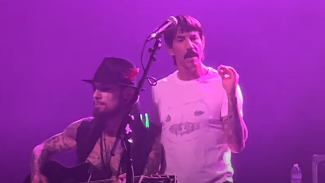 Anthony Kiedis torna sul palco per beneficenza con Dave Navarro con una cover di Lou Reed. Guarda il video