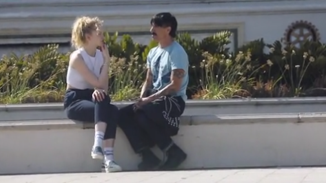 Red Hot Chili Peppers, Anthony Kiedis a spasso per Beverly Hills con una misteriosa ragazza bionda. Guarda il video e le foto