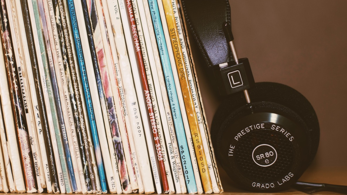 Ascoltare musica che non ci piace stimola il cervello e la creatività. Uno studio dimostra il perché