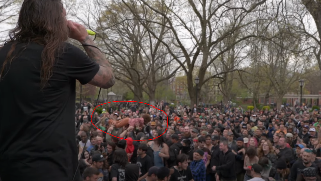 La bambina che fa crowd surfing durante un festival metal! Guarda il video