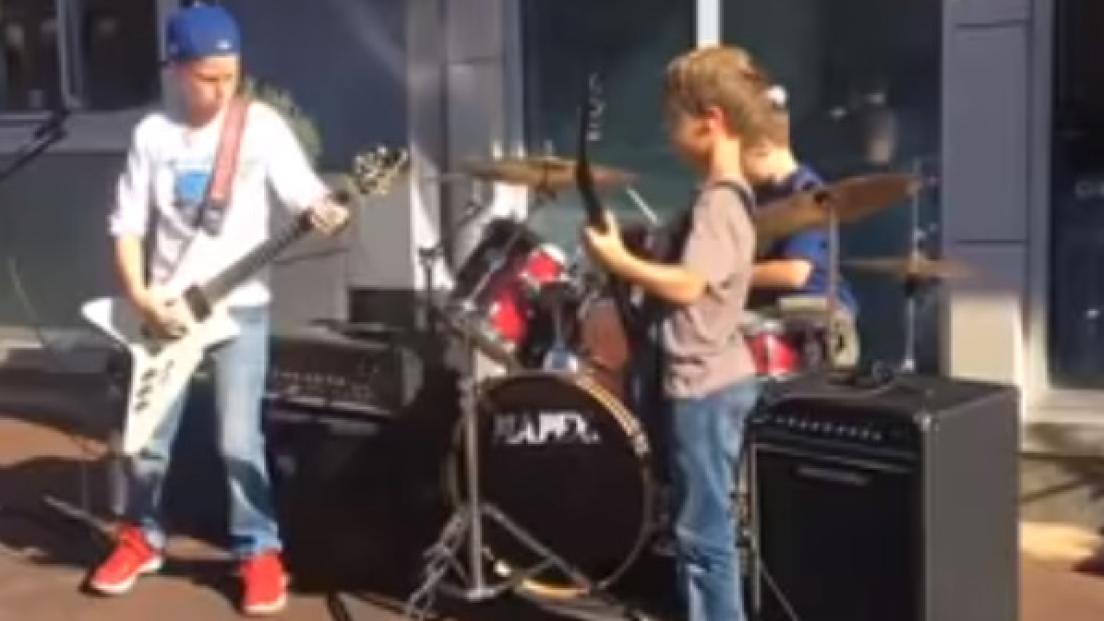 Metallica, una band di bambini di Kansas City esegue (perfettamente) "Eye of the Beholder" davanti a un negozio. Guarda il video