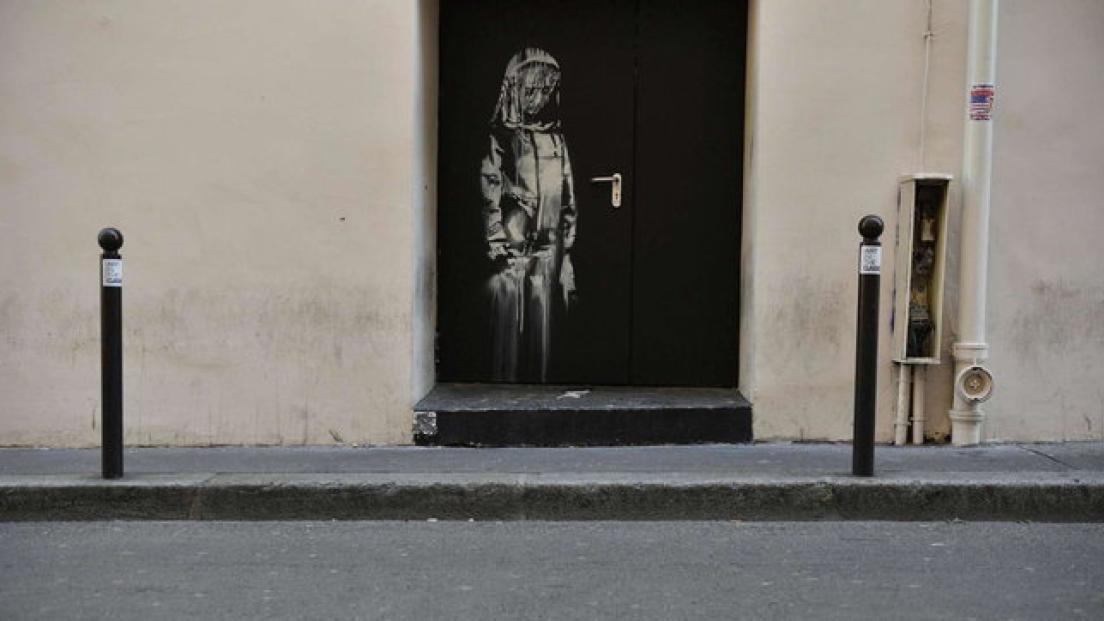 Banksy: ritrovata in Italia la porta rubata al Bataclan di Parigi nel 2019. Era in Abruzzo