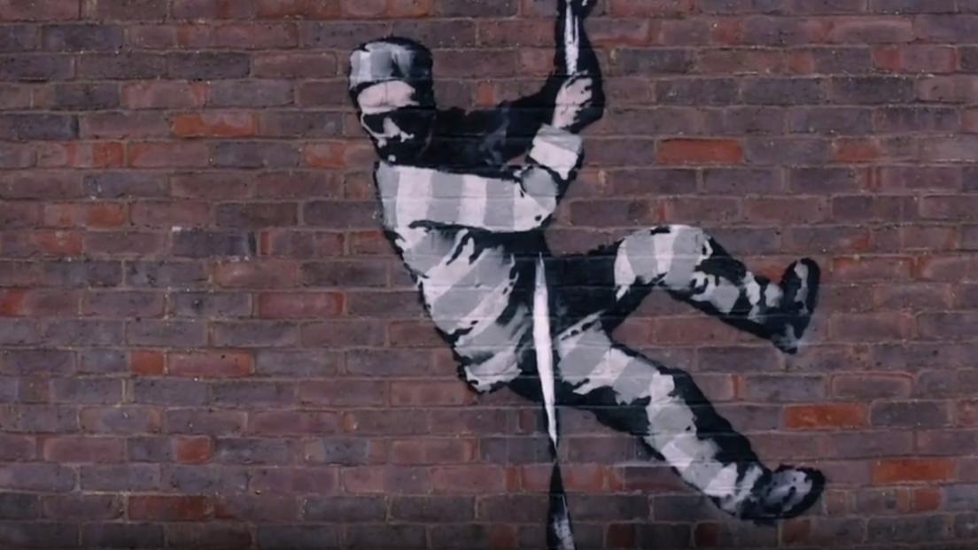 Banksy racconta come ha realizzato l'opera sul muro della prigione di Reading. Guarda il video!