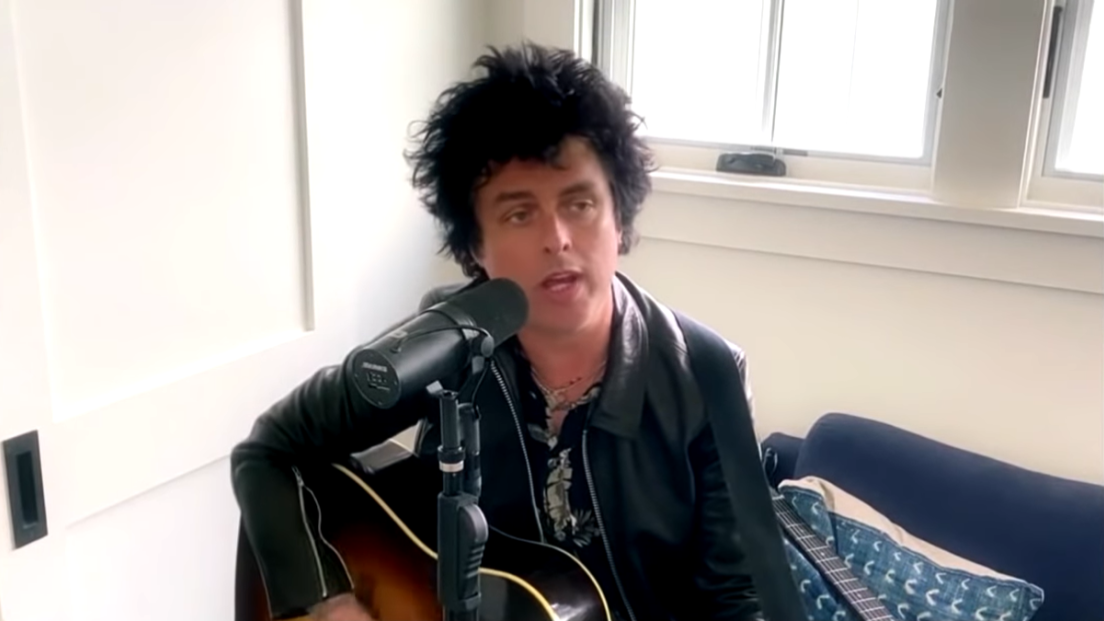 Coronavirus, Billie Joe Armstrong suona Boulevard Of Broken Dreams da casa per i fan in quarantena