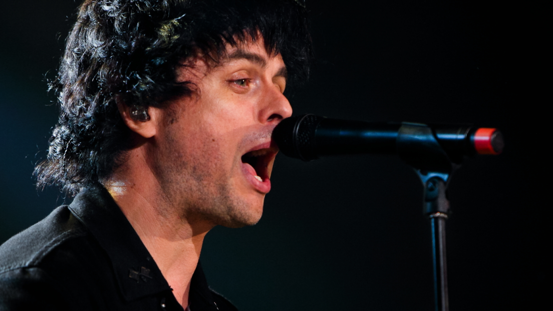 Coronavirus, Billie Joe Armstrong in quarantena ha registrato in casa una canzone per i fan. Ascoltala qui