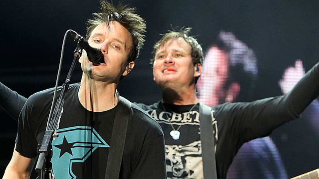 Tom DeLonge: "Mark Hoppus è un vero supereroe della vita". Secondo il chitarrista il cancro sta scomparendo, ma la chemio continua