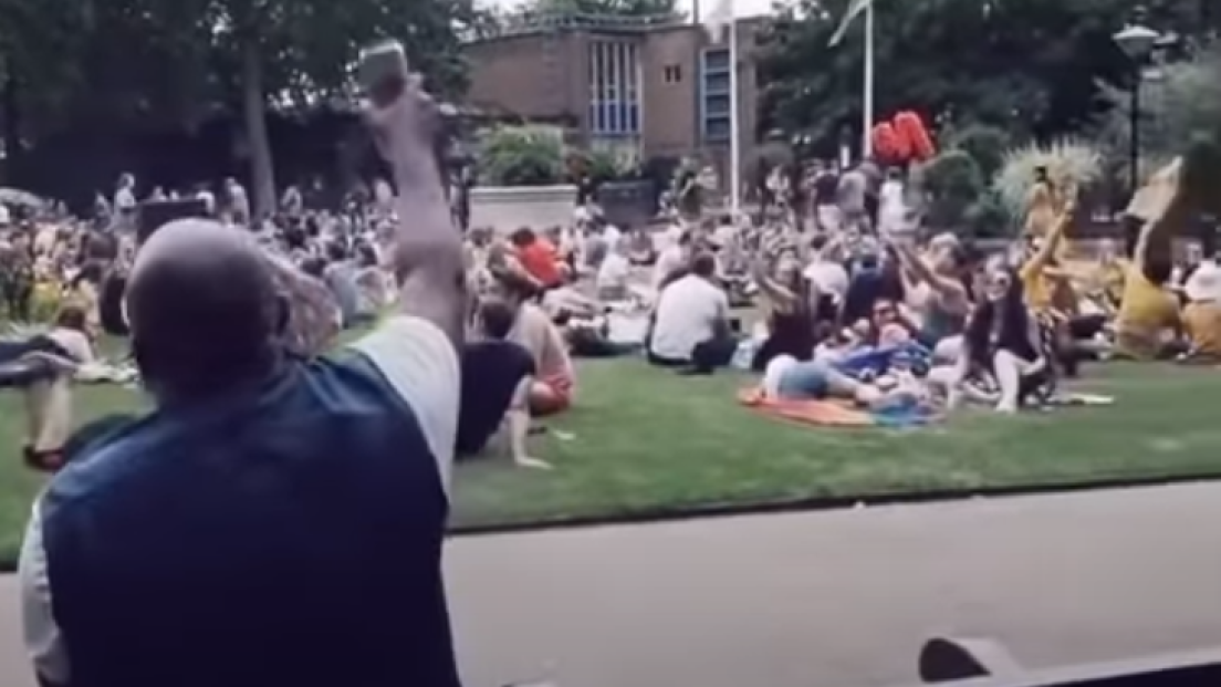 Bon Jovi, a Londra un uomo ha scatenato un karaoke in un parco improvvisando Livin' On A Prayer. Guarda il video