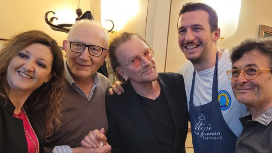 Bono festeggia il compleanno in un ristorante di Napoli: "sono allergico solo alla Juventus"