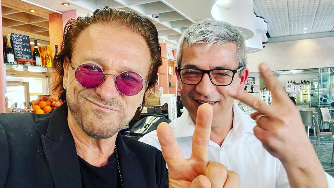 "Bono in un bar di Bologna!", ma è un sosia: ci sono cascati (quasi) tutti