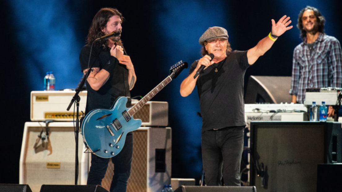 AC/DC, Brian Johnson si esibirà con i Foo Fighters: "È un onore per me rendere omaggio a Taylor Hawkins e alla sua famiglia"