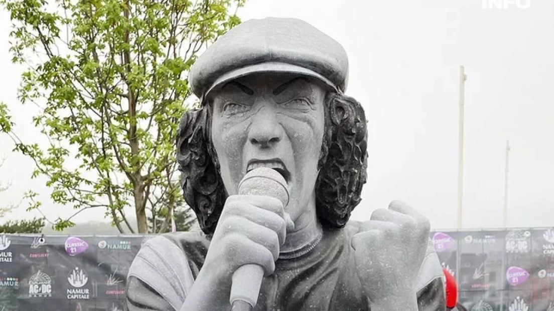 AC/DC, svelata la statua dedicata a Brian Johnson. Guarda le foto e i video