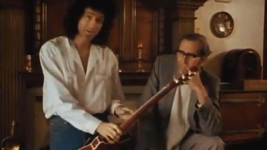 Queen, Brian May e suo padre raccontano la costruzione della Red Special in uno storico video d'annata. Guardalo qui