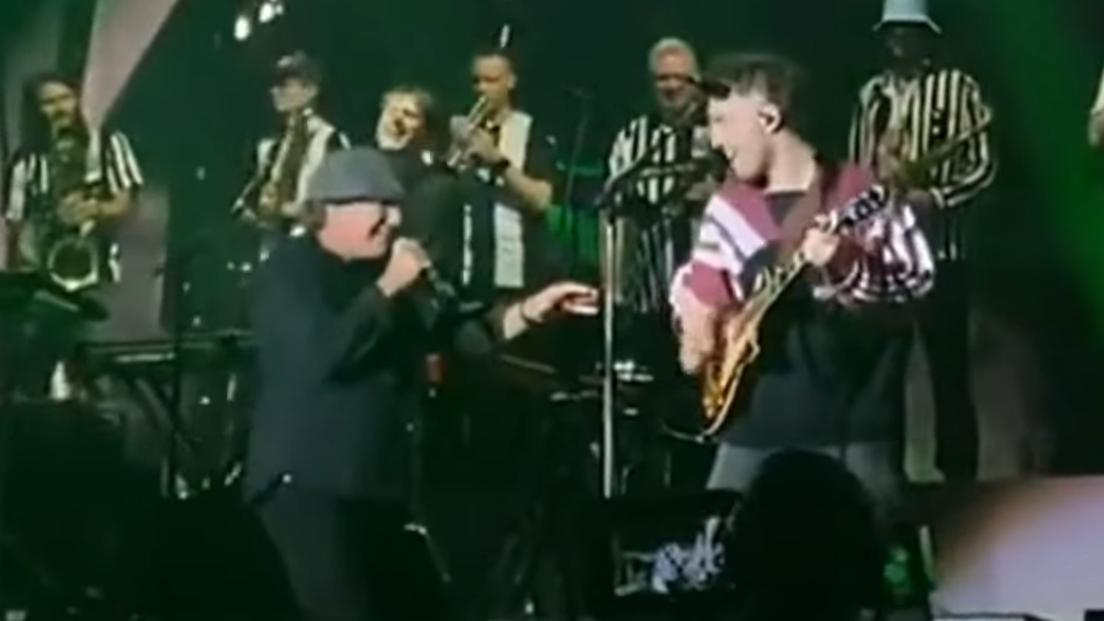 AC/DC, Brian Johnson a sorpresa sul palco a Newcastle durante il concerto di Sam Fender. Guarda i video