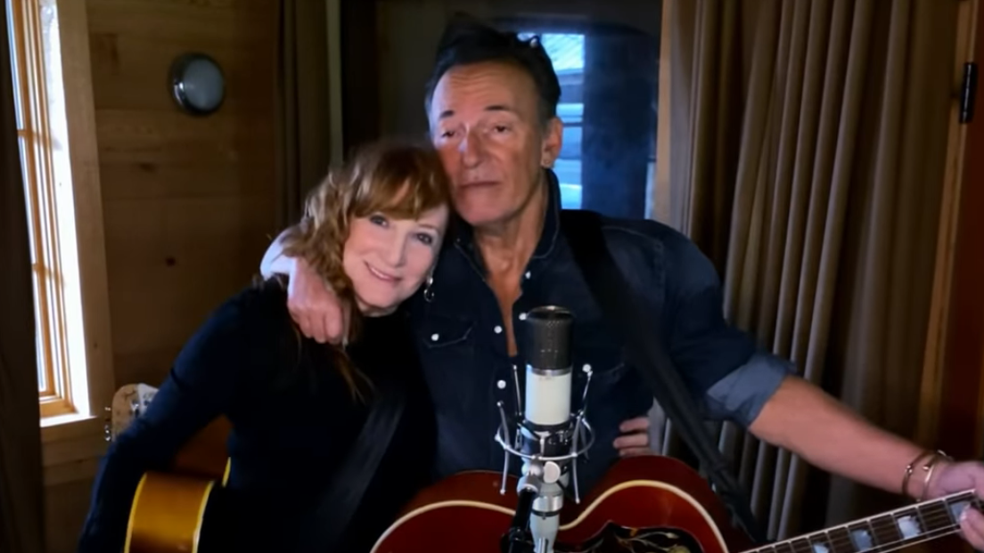 Coronavirus, Bruce Springsteen in concerto da casa con la moglie Patti per beneficenza. Guarda il video
